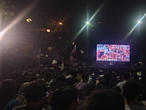 Ribuan Warga Nobar Laga Indonesia Vs Irak di Kantor Wali Kota Medan