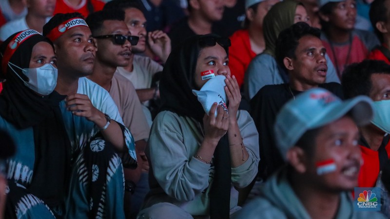 Warga menyaksikan pertandingan Timnas U-23 Indonesia melawan Timnas U-23 Irak dalam perebutan Juara 3 Piala Asia U-23 Piala Asia 2024 melalui layar saat nonton bareng (nobar) di kawasan Monas, Jakarta, Kamis (2/5/2024) malam. (CNBC Indonesia/Faisal Rahman)