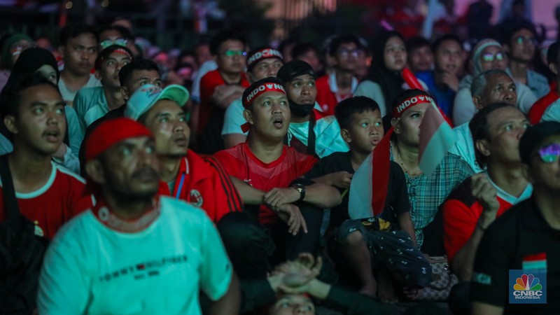 Warga menyaksikan pertandingan Timnas U-23 Indonesia melawan Timnas U-23 Irak dalam perebutan Juara 3 Piala Asia U-23 Piala Asia 2024 melalui layar saat nonton bareng (nobar) di kawasan Monas, Jakarta, Kamis (2/5/2024) malam. (CNBC Indonesia/Faisal Rahman)