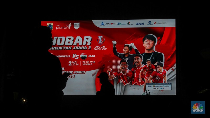 Warga menyaksikan pertandingan Timnas U-23 Indonesia melawan Timnas U-23 Irak dalam perebutan Juara 3 Piala Asia U-23 Piala Asia 2024 melalui layar saat nonton bareng (nobar) di kawasan Monas, Jakarta, Kamis (2/5/2024) malam. (CNBC Indonesia/Faisal Rahman) Warga menyaksikan pertandingan Timnas U-23 Indonesia melawan Timnas U-23 Irak dalam perebutan Juara 3 Piala Asia U-23 Piala Asia 2024 melalui layar saat nonton bareng (nobar) di kawasan Monas, Jakarta, Kamis (2/5/2024) malam. (CNBC Indonesia/Faisal Rahman)