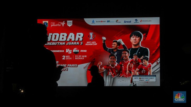 Warga menyaksikan pertandingan Timnas U-23 Indonesia melawan Timnas U-23 Irak dalam perebutan Juara 3 Piala Asia U-23 Piala Asia 2024 melalui layar saat nonton bareng (nobar) di kawasan Monas, Jakarta, Kamis (2/5/2024) malam. (CNBC Indonesia/Faisal Rahman)