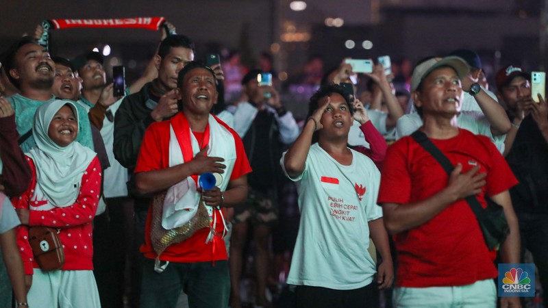 Warga menyaksikan pertandingan Timnas U-23 Indonesia melawan Timnas U-23 Irak dalam perebutan Juara 3 Piala Asia U-23 Piala Asia 2024 melalui layar saat nonton bareng (nobar) di kawasan Monas, Jakarta, Kamis (2/5/2024) malam. (CNBC Indonesia/Faisal Rahman) Warga menyaksikan pertandingan Timnas U-23 Indonesia melawan Timnas U-23 Irak dalam perebutan Juara 3 Piala Asia U-23 Piala Asia 2024 melalui layar saat nonton bareng (nobar) di kawasan Monas, Jakarta, Kamis (2/5/2024) malam. (CNBC Indonesia/Faisal Rahman)