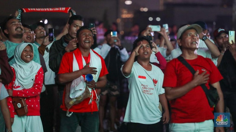Warga menyaksikan pertandingan Timnas U-23 Indonesia melawan Timnas U-23 Irak dalam perebutan Juara 3 Piala Asia U-23 Piala Asia 2024 melalui layar saat nonton bareng (nobar) di kawasan Monas, Jakarta, Kamis (2/5/2024) malam. (CNBC Indonesia/Faisal Rahman)