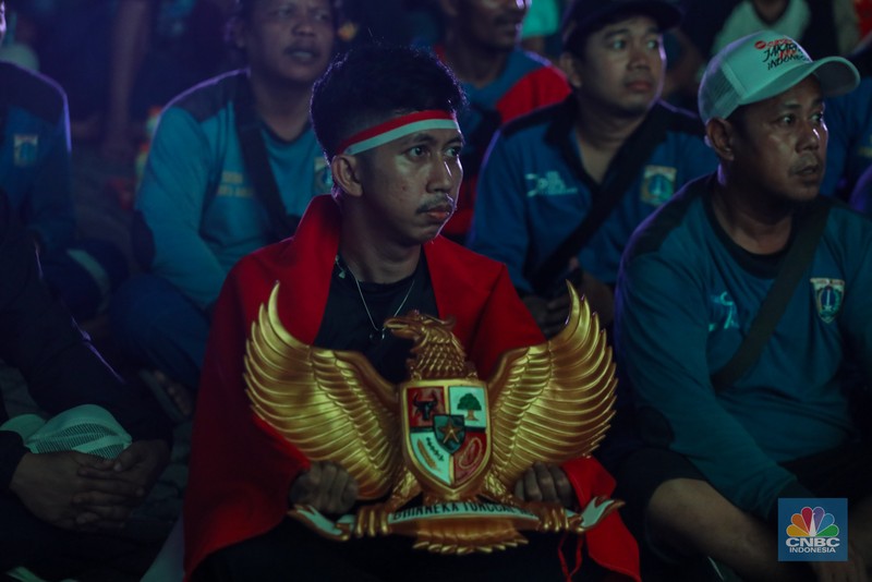 Warga menyaksikan pertandingan Timnas U-23 Indonesia melawan Timnas U-23 Irak dalam perebutan Juara 3 Piala Asia U-23 Piala Asia 2024 melalui layar saat nonton bareng (nobar) di kawasan Monas, Jakarta, Kamis (2/5/2024) malam. (CNBC Indonesia/Faisal Rahman)
