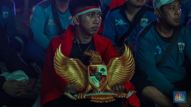 Warga menyaksikan pertandingan Timnas U-23 Indonesia melawan Timnas U-23 Irak dalam perebutan Juara 3 Piala Asia U-23 Piala Asia 2024 melalui layar saat nonton bareng (nobar) di kawasan Monas, Jakarta, Kamis (2/5/2024) malam. (CNBC Indonesia/Faisal Rahman)