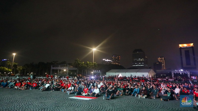 Warga menyaksikan pertandingan Timnas U-23 Indonesia melawan Timnas U-23 Irak dalam perebutan Juara 3 Piala Asia U-23 Piala Asia 2024 melalui layar saat nonton bareng (nobar) di kawasan Monas, Jakarta, Kamis (2/5/2024) malam. (CNBC Indonesia/Faisal Rahman) Warga menyaksikan pertandingan Timnas U-23 Indonesia melawan Timnas U-23 Irak dalam perebutan Juara 3 Piala Asia U-23 Piala Asia 2024 melalui layar saat nonton bareng (nobar) di kawasan Monas, Jakarta, Kamis (2/5/2024) malam. (CNBC Indonesia/Faisal Rahman)