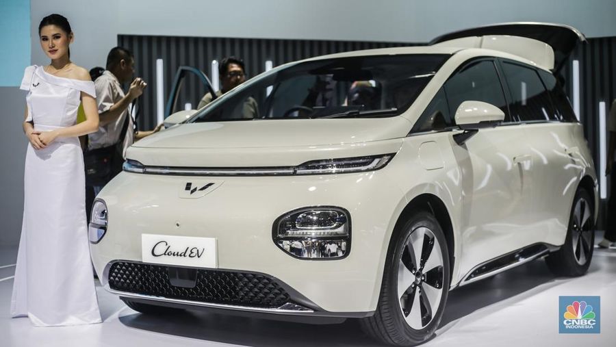 Wuling Cloud EV dipamerkan dalam ajang Indonesia International Motor Show (IIMS 2024) pada Minggu, (17/2/2024). (CNBC Indonesia/Tias Budiarto)