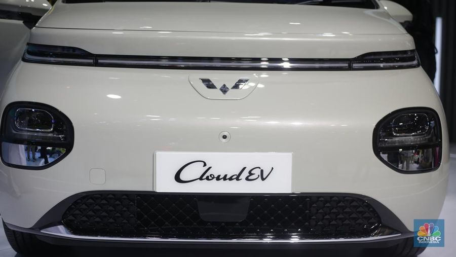Wuling Cloud EV dipamerkan dalam ajang Indonesia International Motor Show (IIMS 2024) pada Minggu, (17/2/2024). (վ/Tias Budiarto)