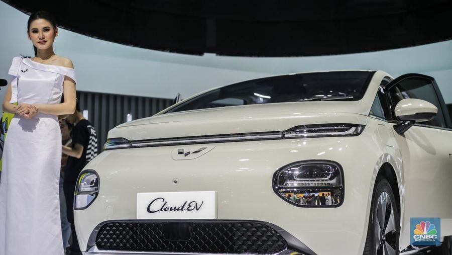 Wuling Cloud EV dipamerkan dalam ajang Indonesia International Motor Show (IIMS 2024) pada Minggu, (17/2/2024). (CNBC Indonesia/Tias Budiarto)