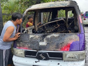 Angkot di Sukabumi Tiba-tiba Meledak Lalu Terbakar