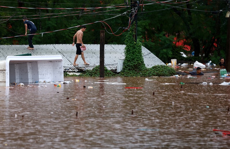 Banjir saat terjadi hujan lebat di Encantado, negara bagian Rio Grande do Sul, Brasil, Kamis (2/5/2024). (REUTERS/Diego Vara)
