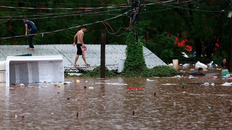 Banjir saat terjadi hujan lebat di Encantado, negara bagian Rio Grande do Sul, Brasil, Kamis (2/5/2024). (REUTERS/Diego Vara)