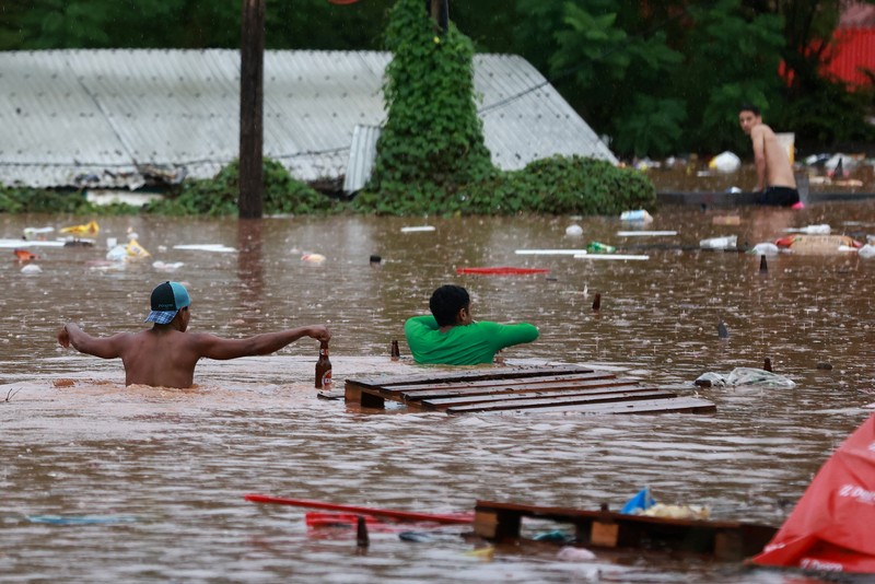 Banjir saat terjadi hujan lebat di Encantado, negara bagian Rio Grande do Sul, Brasil, Kamis (2/5/2024). (REUTERS/Diego Vara) Banjir saat terjadi hujan lebat di Encantado, negara bagian Rio Grande do Sul, Brasil, Kamis (2/5/2024). (REUTERS/Diego Vara)