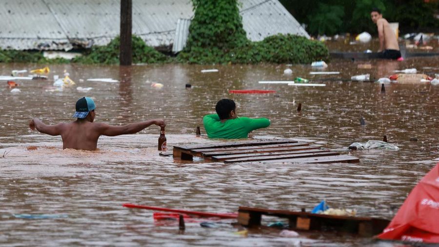 Banjir saat terjadi hujan lebat di Encantado, negara bagian Rio Grande do Sul, Brasil, Kamis (2/5/2024). (REUTERS/Diego Vara)