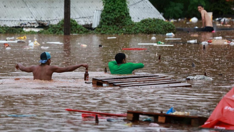 Banjir saat terjadi hujan lebat di Encantado, negara bagian Rio Grande do Sul, Brasil, Kamis (2/5/2024). (REUTERS/Diego Vara)