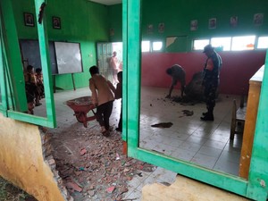 Gedung SD di Bone Rusak Dihantam Longsor, Siswa Pindah Belajar ke Rumah Warga