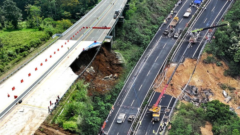 Foto Kolase Kemiripan Jalan Tol China yang ambruk dan Tol Bogor-Ciawi-Sukabumi (Bocimi) yang longsor. Foto Kolase Kemiripan Jalan Tol China yang ambruk dan Tol Bogor-Ciawi-Sukabumi (Bocimi) yang longsor. (Dok. AP Photo dan CNBC Indonesia/Muhammad Sabki)