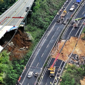 'Lubang Menganga', Potret Jalan Ambruk di China Mirip Tol Bocimi