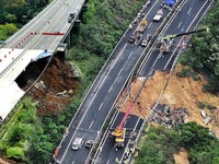 'Lubang Menganga', Potret Jalan Ambruk di China Mirip Tol Bocimi