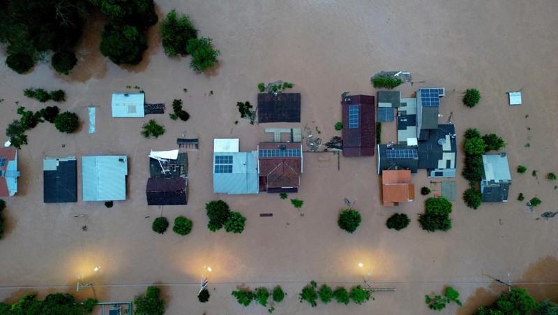 Banjir saat terjadi hujan lebat di Encantado, negara bagian Rio Grande do Sul, Brasil, Kamis (2/5/2024). (REUTERS/Diego Vara)