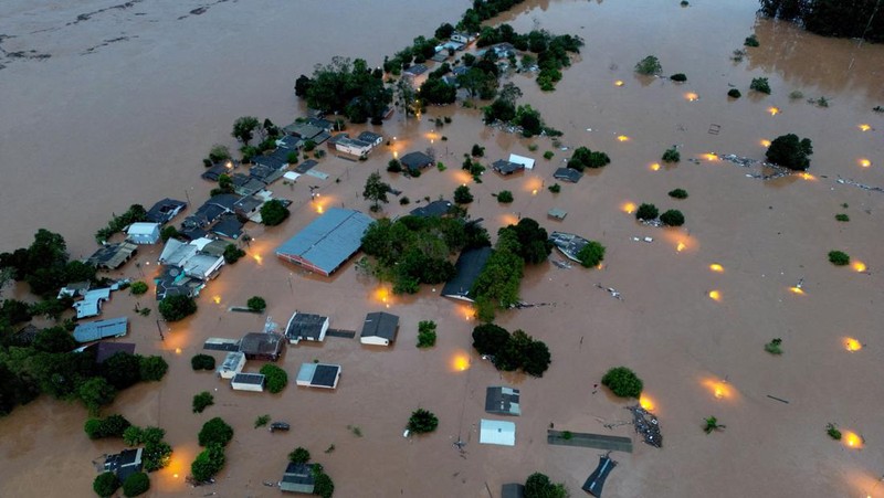 Banjir saat terjadi hujan lebat di Encantado, negara bagian Rio Grande do Sul, Brasil, Kamis (2/5/2024). (REUTERS/Diego Vara)