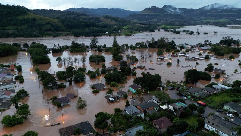 Banjir saat terjadi hujan lebat di Encantado, negara bagian Rio Grande do Sul, Brasil, Kamis (2/5/2024). (REUTERS/Diego Vara)