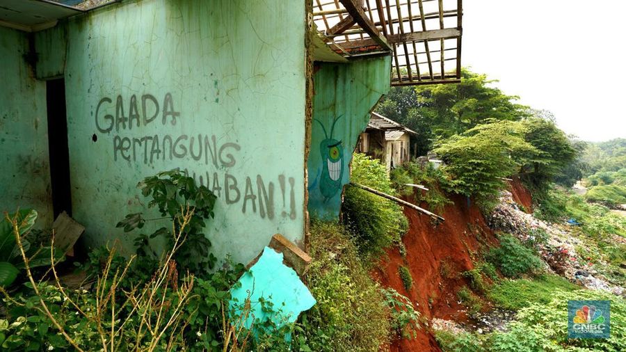 Kondisi jalan yang sudah ditutup selama 7 bulan karena terendam banjir di Kampung Bulak Barat, Cipayung, Depok, Jawa Barat, Jumat, (3/5/2024). (CNBC Indonesia/Muhammad Sabki)