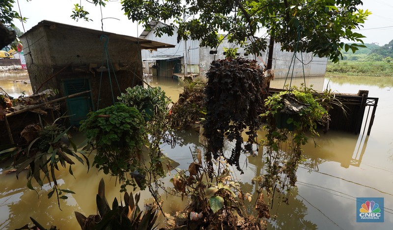 Kondisi jalan yang sudah ditutup selama 7 bulan karena terendam banjir di Kampung Bulak Barat, Cipayung, Depok, Jawa Barat, Jumat, (3/5/2024). (CNBC Indonesia/Muhammad Sabki) Kondisi jalan yang sudah ditutup selama 7 bulan karena terendam banjir di Kampung Bulak Barat, Cipayung, Depok, Jawa Barat, Jumat, (3/5/2024). (CNBC Indonesia/Muhammad Sabki)