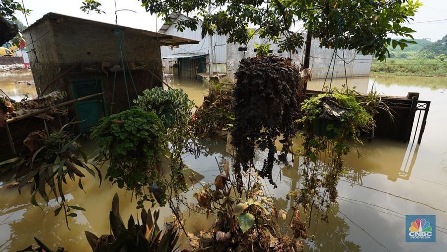 Kondisi jalan yang sudah ditutup selama 7 bulan karena terendam banjir di Kampung Bulak Barat, Cipayung, Depok, Jawa Barat, Jumat, (3/5/2024). (CNBC Indonesia/Muhammad Sabki)