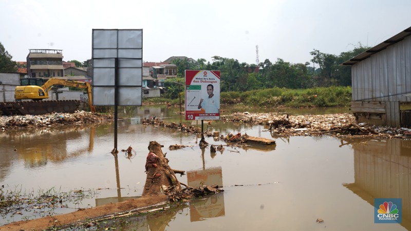 Kondisi jalan yang sudah ditutup selama 7 bulan karena terendam banjir di Kampung Bulak Barat, Cipayung, Depok, Jawa Barat, Jumat, (3/5/2024). (CNBC Indonesia/Muhammad Sabki) Kondisi jalan yang sudah ditutup selama 7 bulan karena terendam banjir di Kampung Bulak Barat, Cipayung, Depok, Jawa Barat, Jumat, (3/5/2024). (CNBC Indonesia/Muhammad Sabki)