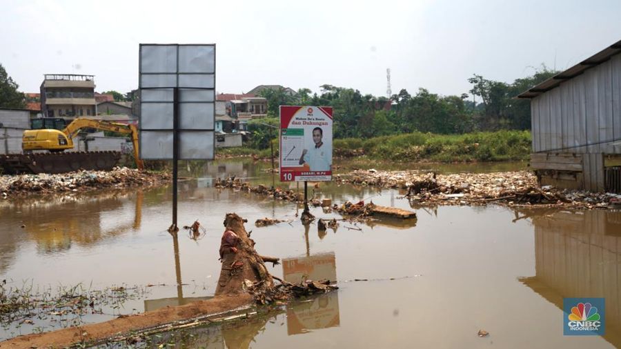 Kondisi jalan yang sudah ditutup selama 7 bulan karena terendam banjir di Kampung Bulak Barat, Cipayung, Depok, Jawa Barat, Jumat, (3/5/2024). (CNBC Indonesia/Muhammad Sabki)