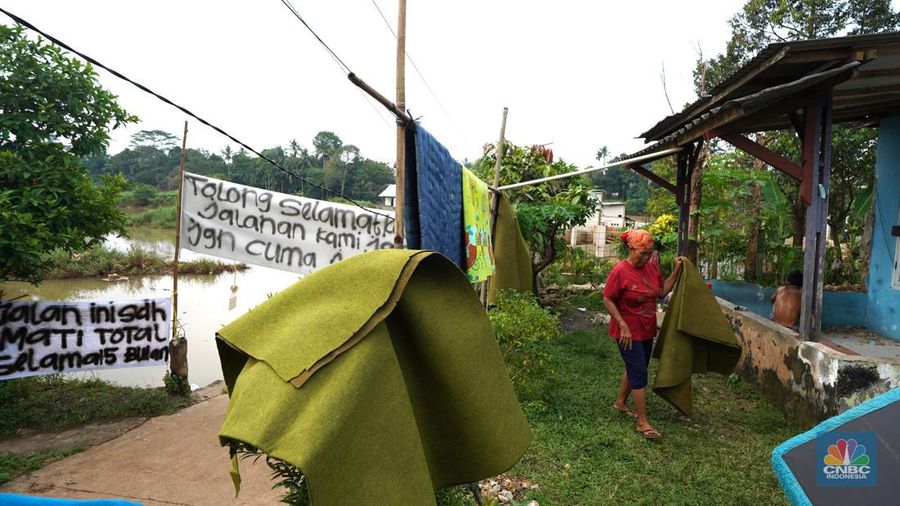 Kondisi jalan yang sudah ditutup selama 7 bulan karena terendam banjir di Kampung Bulak Barat, Cipayung, Depok, Jawa Barat, Jumat, (3/5/2024). (CNBC Indonesia/Muhammad Sabki)