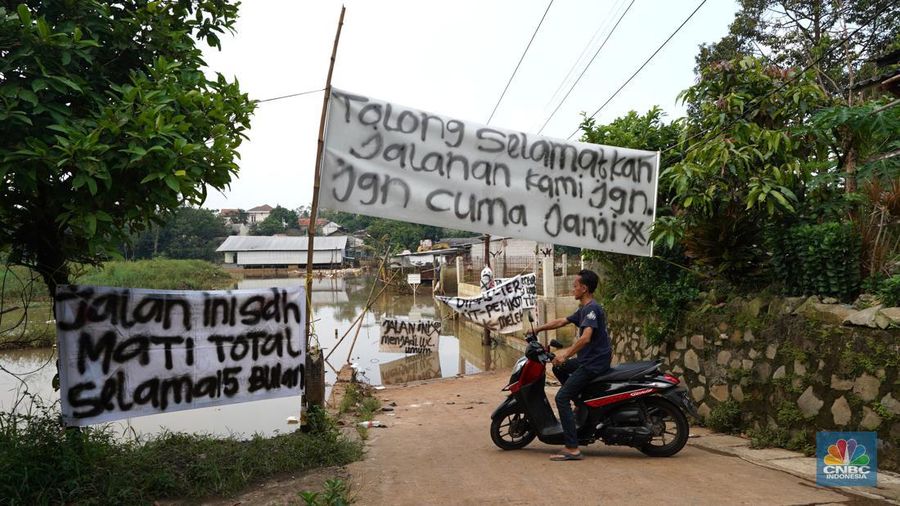 Kondisi jalan yang sudah ditutup selama 7 bulan karena terendam banjir di Kampung Bulak Barat, Cipayung, Depok, Jawa Barat, Jumat, (3/5/2024). (CNBC Indonesia/Muhammad Sabki)