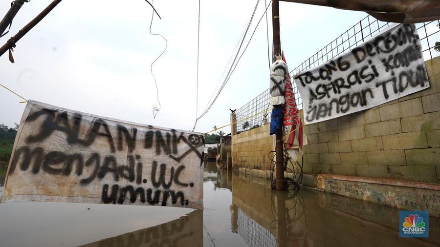 Kondisi jalan yang sudah ditutup selama 7 bulan karena terendam banjir di Kampung Bulak Barat, Cipayung, Depok, Jawa Barat, Jumat, (3/5/2024). (CNBC Indonesia/Muhammad Sabki)