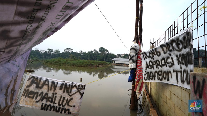Kondisi jalan yang sudah ditutup selama 7 bulan karena terendam banjir di Kampung Bulak Barat, Cipayung, Depok, Jawa Barat, Jumat, (3/5/2024). (CNBC Indonesia/Muhammad Sabki) Kondisi jalan yang sudah ditutup selama 7 bulan karena terendam banjir di Kampung Bulak Barat, Cipayung, Depok, Jawa Barat, Jumat, (3/5/2024). (CNBC Indonesia/Muhammad Sabki)