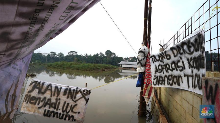 Kondisi jalan yang sudah ditutup selama 7 bulan karena terendam banjir di Kampung Bulak Barat, Cipayung, Depok, Jawa Barat, Jumat, (3/5/2024). (CNBC Indonesia/Muhammad Sabki)