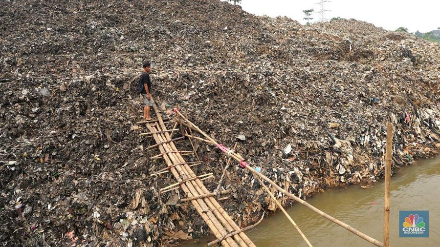 Kondisi jalan yang sudah ditutup selama 7 bulan karena terendam banjir di Kampung Bulak Barat, Cipayung, Depok, Jawa Barat, Jumat, (3/5/2024). (CNBC Indonesia/Muhammad Sabki)
