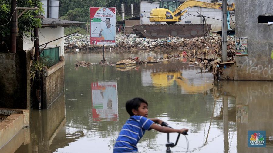 Kondisi jalan yang sudah ditutup selama 7 bulan karena terendam banjir di Kampung Bulak Barat, Cipayung, Depok, Jawa Barat, Jumat, (3/5/2024). (CNBC Indonesia/Muhammad Sabki)