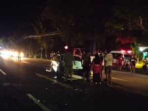Brak! Mobil Sport Tabrak Pohon-Terpental di Jalan Wates Kulon Progo