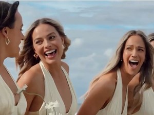 Cantiknya Margot Robbie Jadi Bridesmaid di Pernikahan Teman, Pakai Gaun Simple