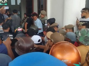 Momen Warga Terobos Masuk ke Kantor Bupati Asahan Protes Jalan Rusak