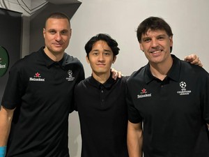 Abeliano Bertemu Legenda Sepakbola dan Menjadi Translator Dadakan
