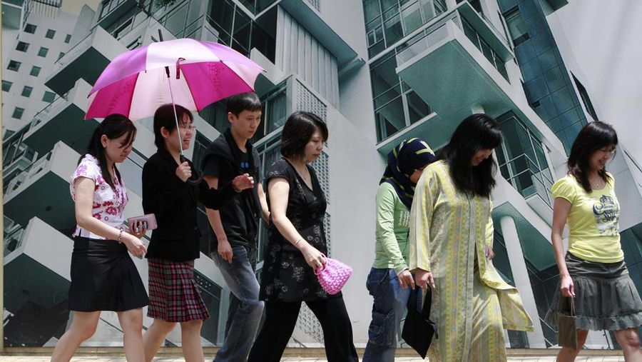 Pekerja negeri sipil malaysia berjalan di pusat kota Kuala Lumpur, Jumat, 6 Maret 2009. (AP Photo/Vincent Thian/File Foto)