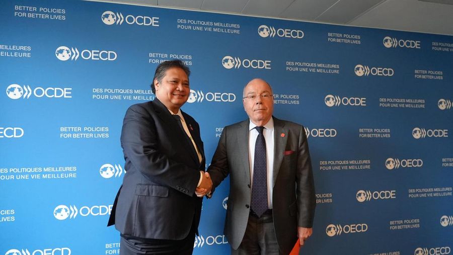 Menteri Koordinator Bidang Perekonomian Airlangga Hartarto bertemu dengan Menteri Luar Negeri Brazil Mauro Vieira disela-sela pertemuan OECD, Jumat (3/5/2024).