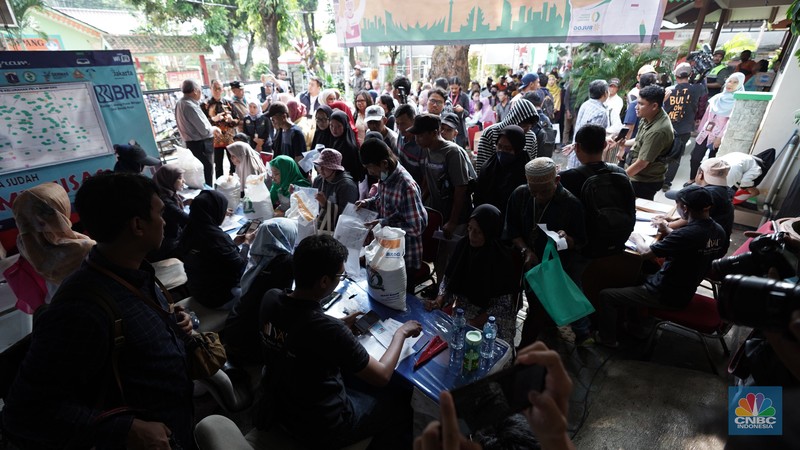 Petugas membantu penyaluran bahan pangan berupa beras di Kantor Kelurahan Mampang, Jakarta Selatan, Jumat, (3/5/2024). (CNBC Indonesia/Muhammad Sabki)