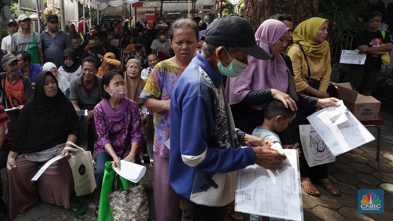 Petugas membantu penyaluran bahan pangan berupa beras di Kantor Kelurahan Mampang, Jakarta Selatan, Jumat, (3/5/2024). Petugas membantu penyaluran bahan pangan berupa beras di Kantor Kelurahan Mampang, Jakarta Selatan, Jumat, (3/5/2024). (CNBC Indonesia/Muhammad Sabki)