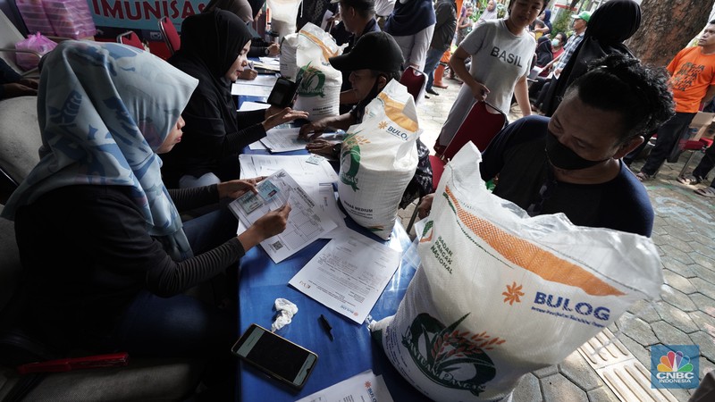 Petugas membantu penyaluran bahan pangan berupa beras di Kantor Kelurahan Mampang, Jakarta Selatan, Jumat, (3/5/2024). Petugas membantu penyaluran bahan pangan berupa beras di Kantor Kelurahan Mampang, Jakarta Selatan, Jumat, (3/5/2024). (CNBC Indonesia/Muhammad Sabki)