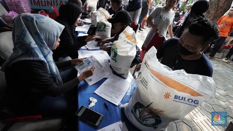 Petugas membantu penyaluran bahan pangan berupa beras di Kantor Kelurahan Mampang, Jakarta Selatan, Jumat, (3/5/2024). (CNBC Indonesia/Muhammad Sabki)