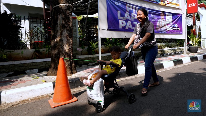 Petugas membantu penyaluran bahan pangan berupa beras di Kantor Kelurahan Mampang, Jakarta Selatan, Jumat, (3/5/2024). (CNBC Indonesia/Muhammad Sabki)