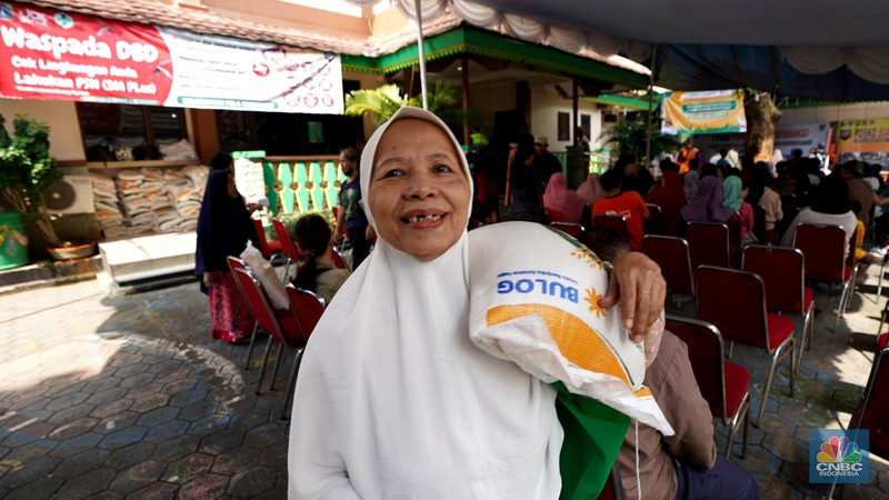 Petugas membantu penyaluran bahan pangan berupa beras di Kantor Kelurahan Mampang, Jakarta Selatan, Jumat, (3/5/2024). (CNBC Indonesia/Muhammad Sabki)